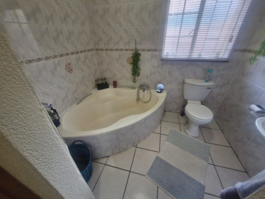 3 Bedroom Property for Sale in Safari Gardens North West